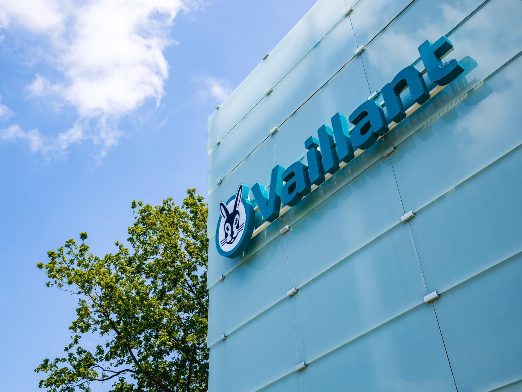 Logo firmy Vaillant na budynku