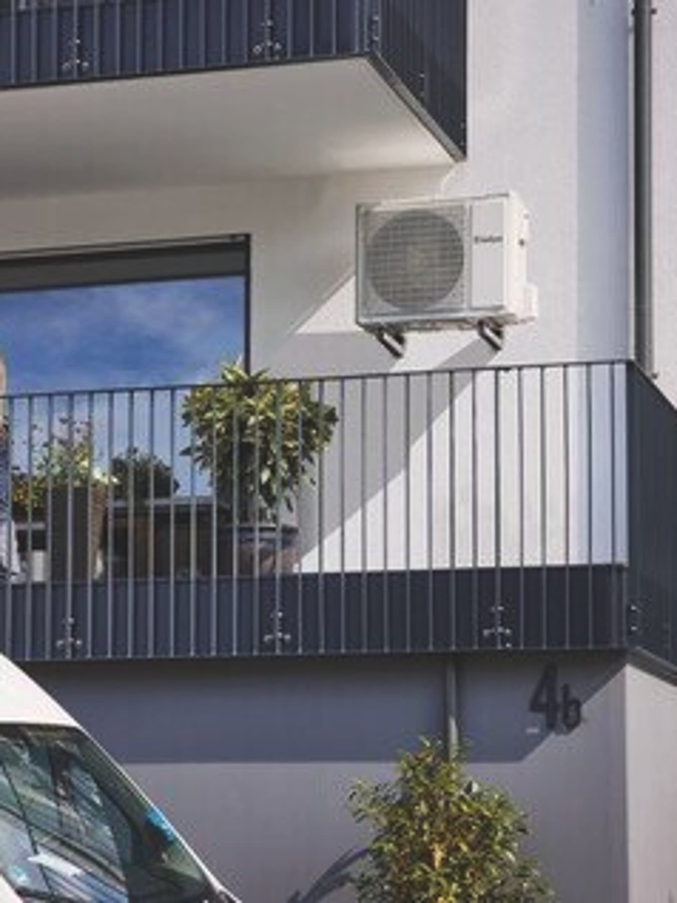 Vaillant_Montaż pompy ciepła aroTHERM pure na ścianie budynku