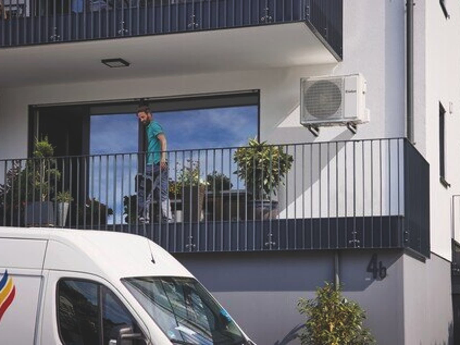 Vaillant_Montaż pompy ciepła aroTHERM pure na ścianie budynku
