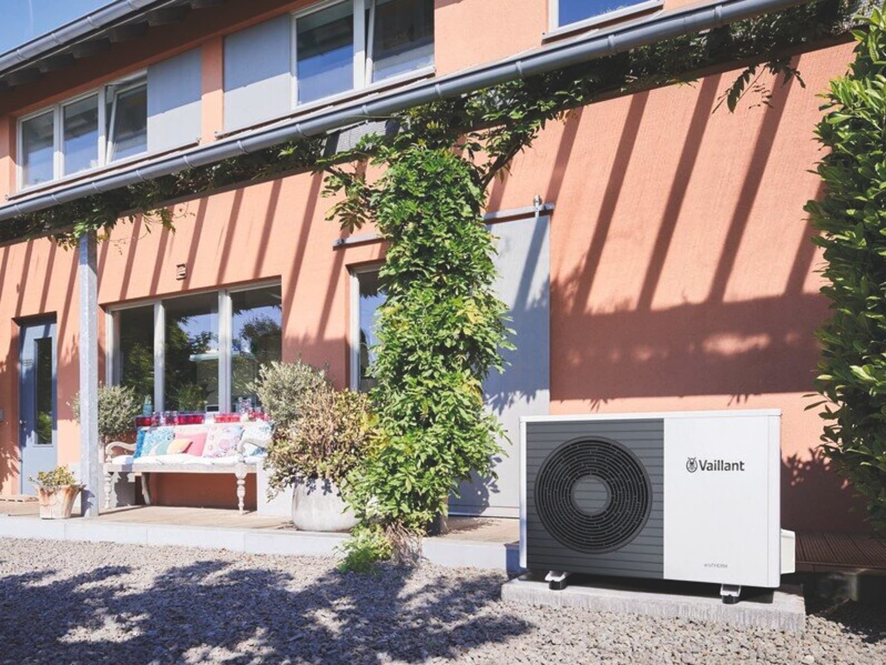 Vaillant_Pompa ciepła powietrzna typu aroTHERM split przed domem