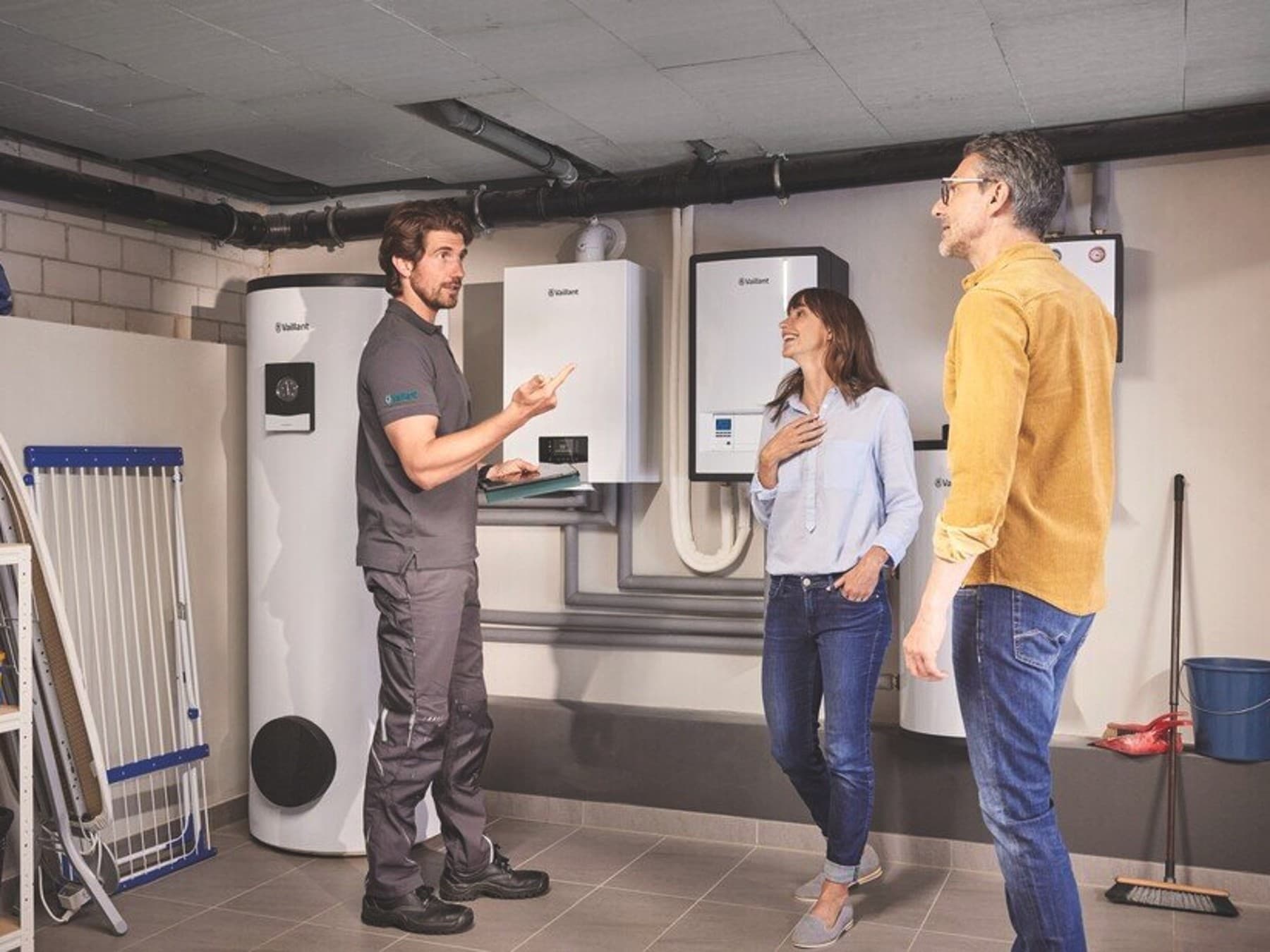 Vaillant_Mężczyzna tłumaczy rodzinie, jak przebiegała instalacja kotła gazowego w ich domu