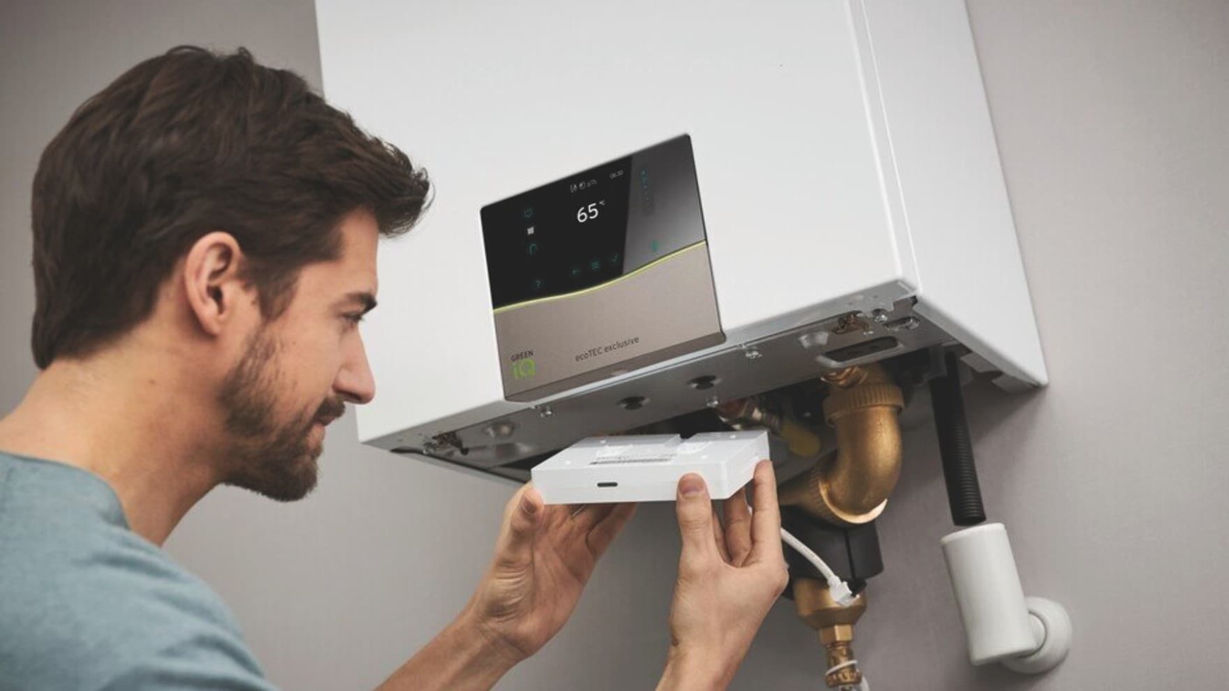 Vaillant_Mężczyzna montuje kocioł gazowy z zamkniętą komorą spalania