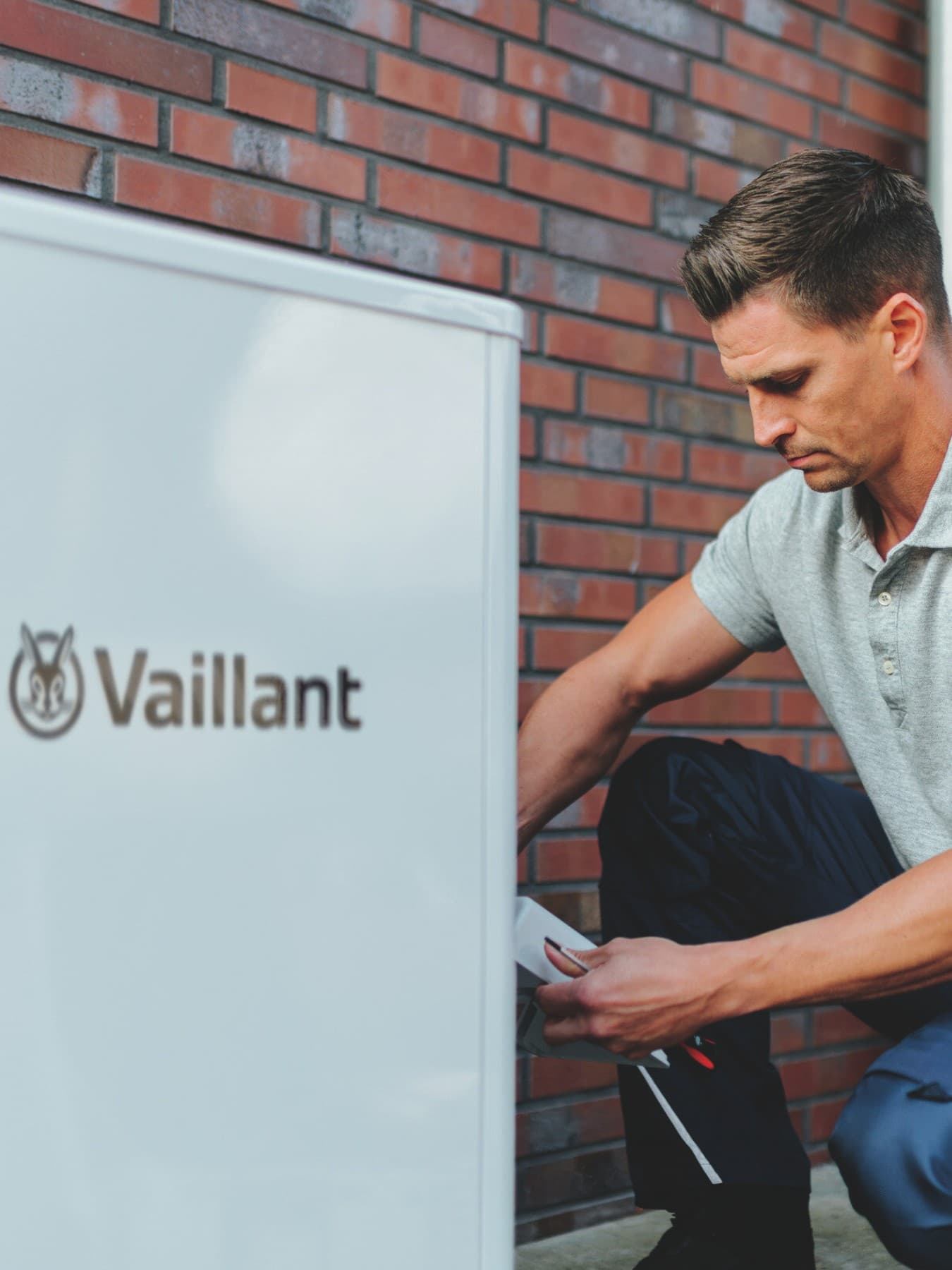 Vaillant_ Mężczyzna sprawdza warunki programu Czyste Powietrze i to, jakie urządzenia otrzymają dofinansowanie