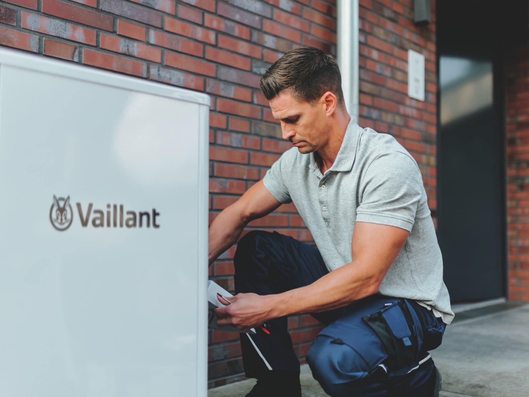 Vaillant_ Mężczyzna sprawdza warunki programu Czyste Powietrze i to, jakie urządzenia otrzymają dofinansowanie