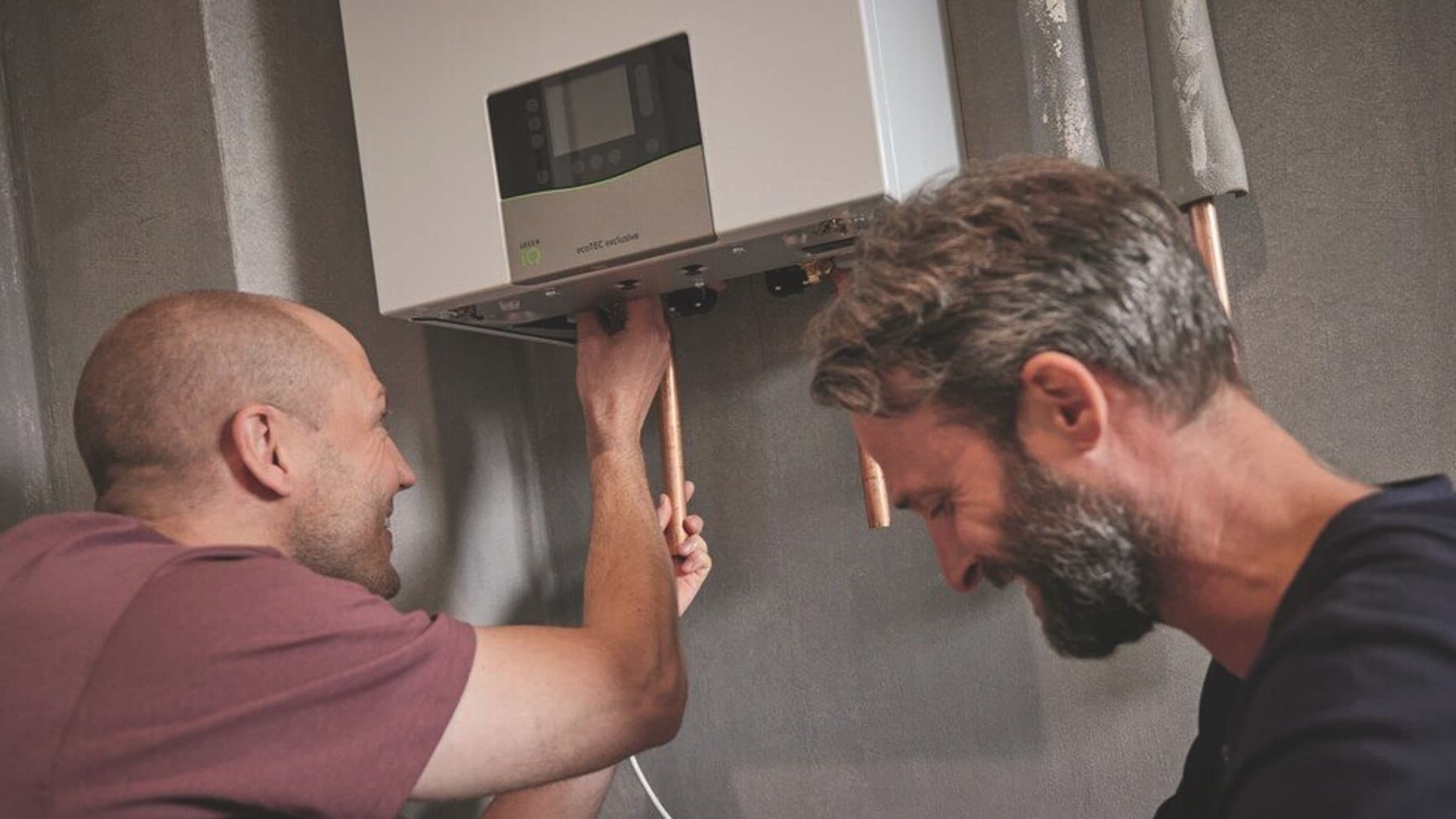 Vaillant_Mężczyźni wymieniają stary piec gazowy na nowe urządzenie grzewcze