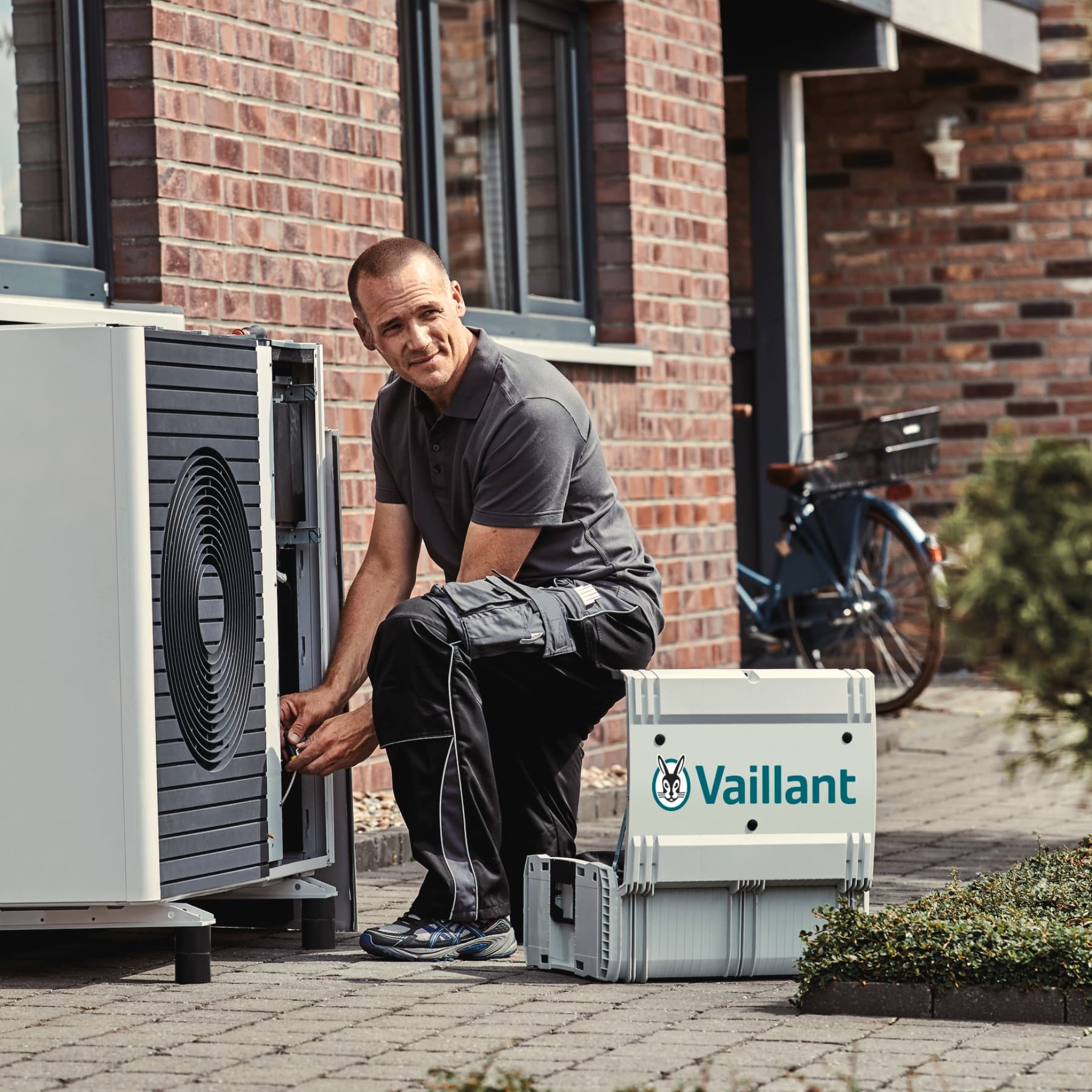 Specjalista firmy Vaillant montujący pompę ciepła.