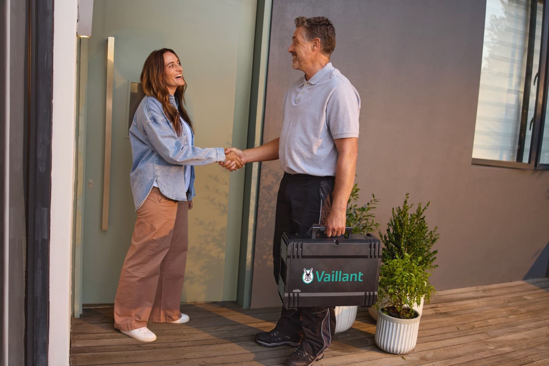 Właściciel domu wita instalatora firmy Vaillant
