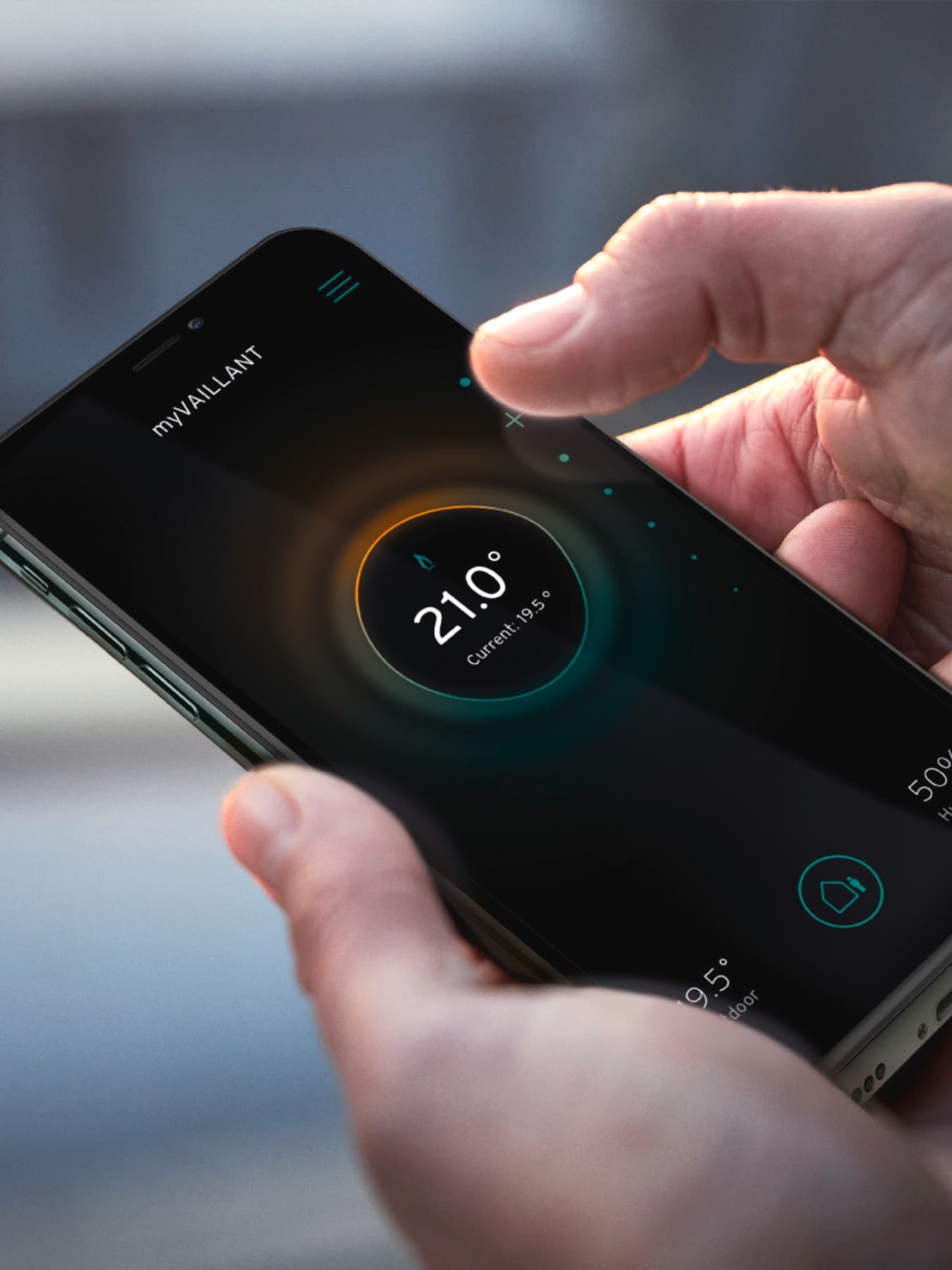 Ręka trzymająca smartfon z aplikacją do sterowania domem.
