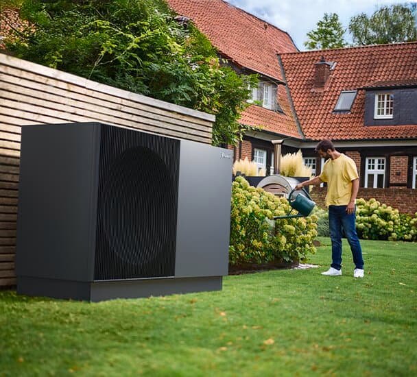 aroTHERM w ogrodzie dużego domu