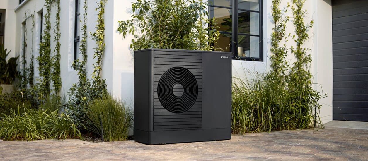 Urządzenie aroTHERM plus zainstalowane przed domem