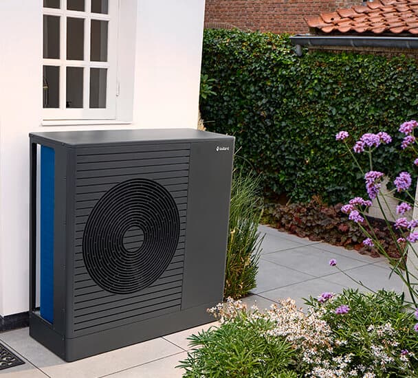 Pompa ciepła typu powietrze-woda arotherm pro zamontowana pod oknem