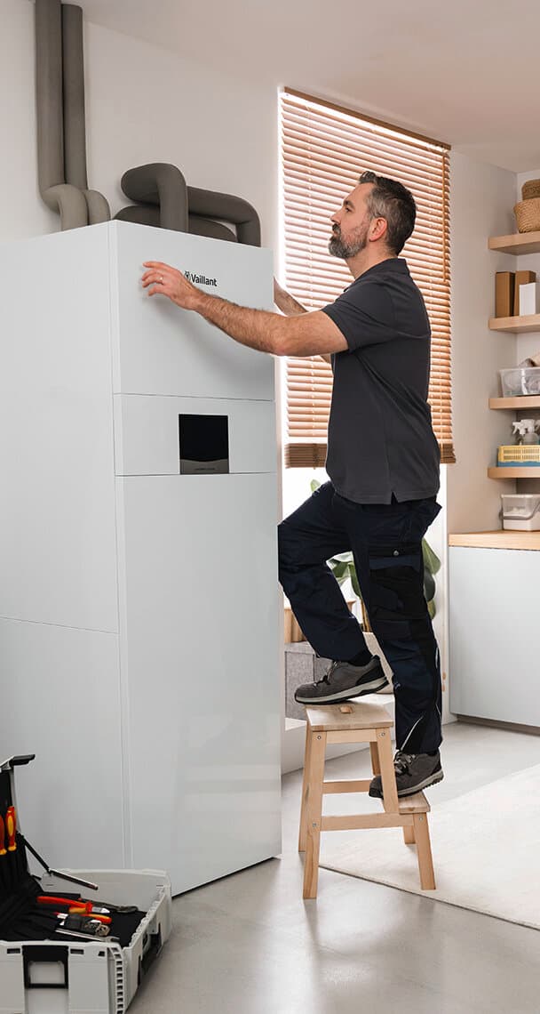 Instalator wymieniający gruntową pompę ciepła