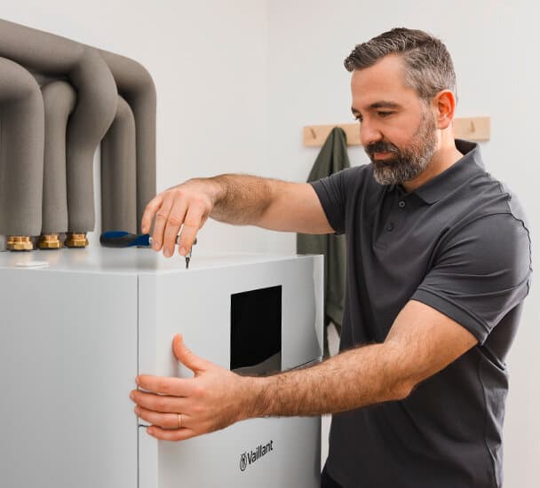 Instalator wymieniający gruntową pompę ciepła