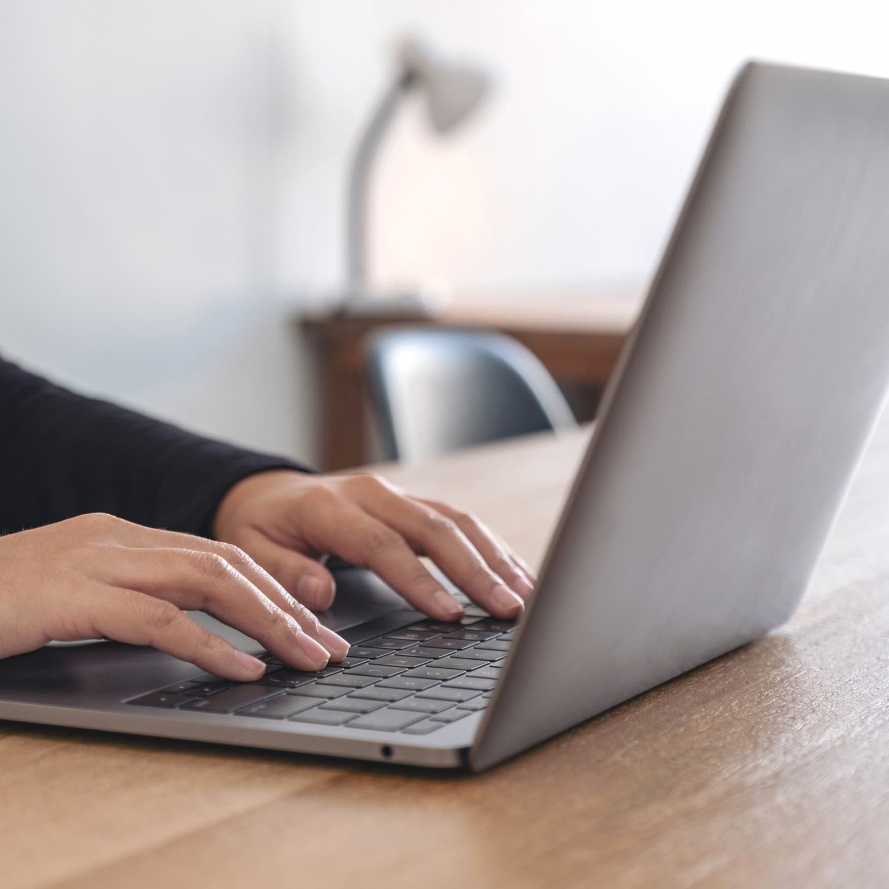 Osoba pisząca na laptopie