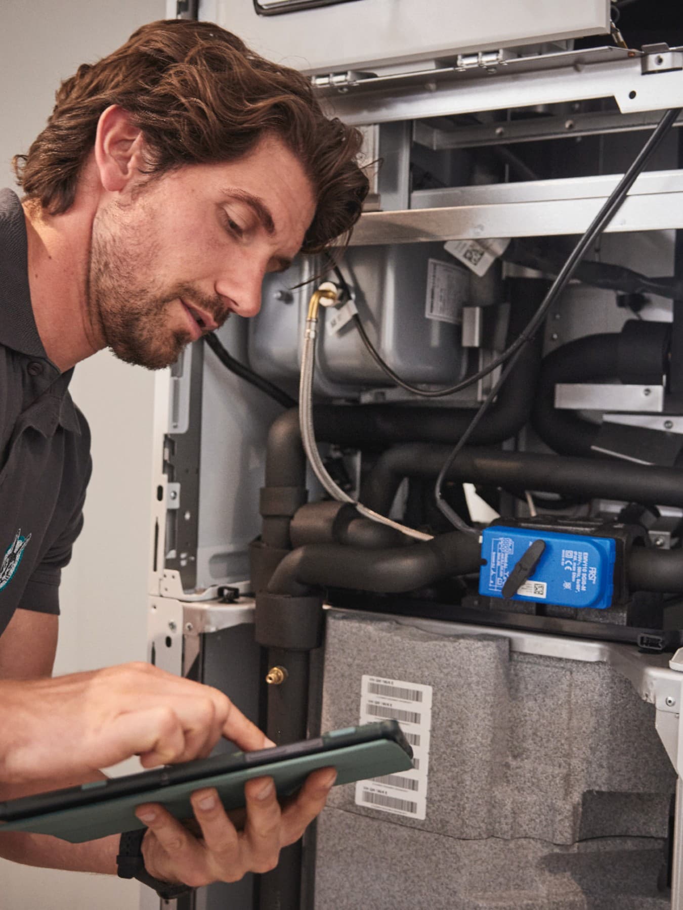 Serwisant Vaillant sprawdza kocioł ecoTEC plus podczas przeglądu.