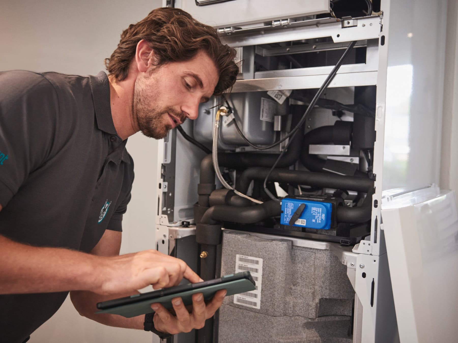 Serwisant Vaillant sprawdza kocioł ecoTEC plus podczas przeglądu.