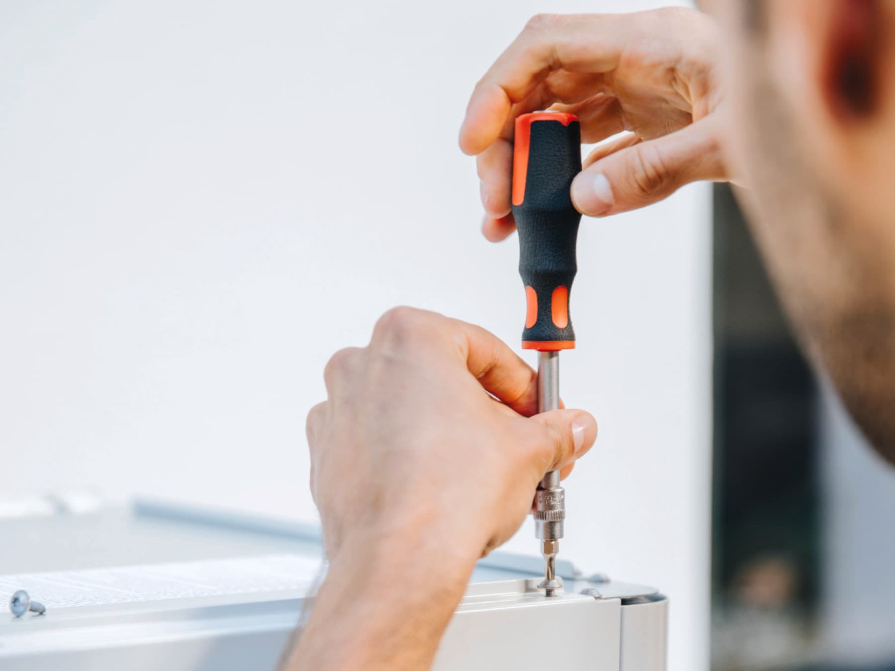 Instalator serwisujący pompę ciepła