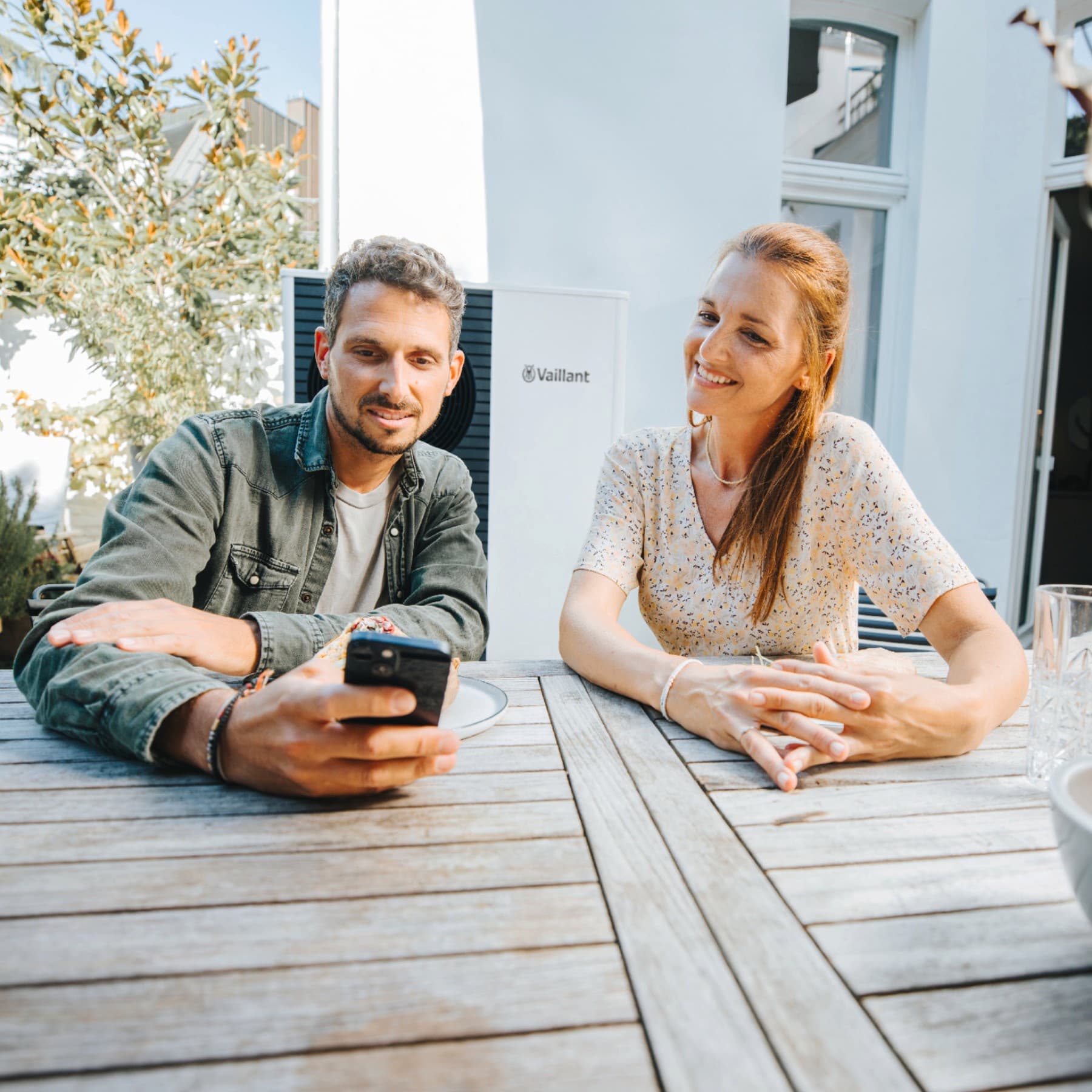 Para rejestrująca swój system grzewczy na portalu internetowym myVaillant