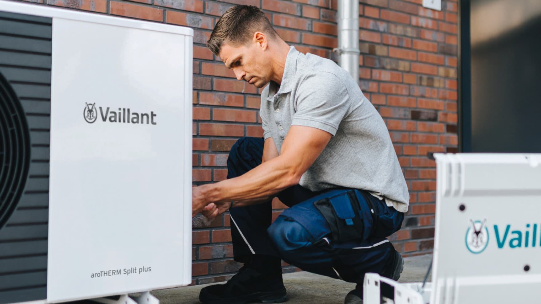 Instalator montujący pompę ciepła Vaillant.