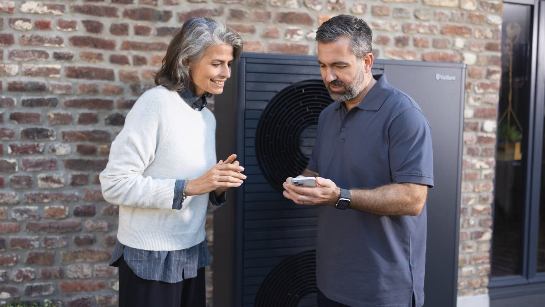 Instalator wyjaśnia użytkowniczce działanie aplikacji myVAILLANT