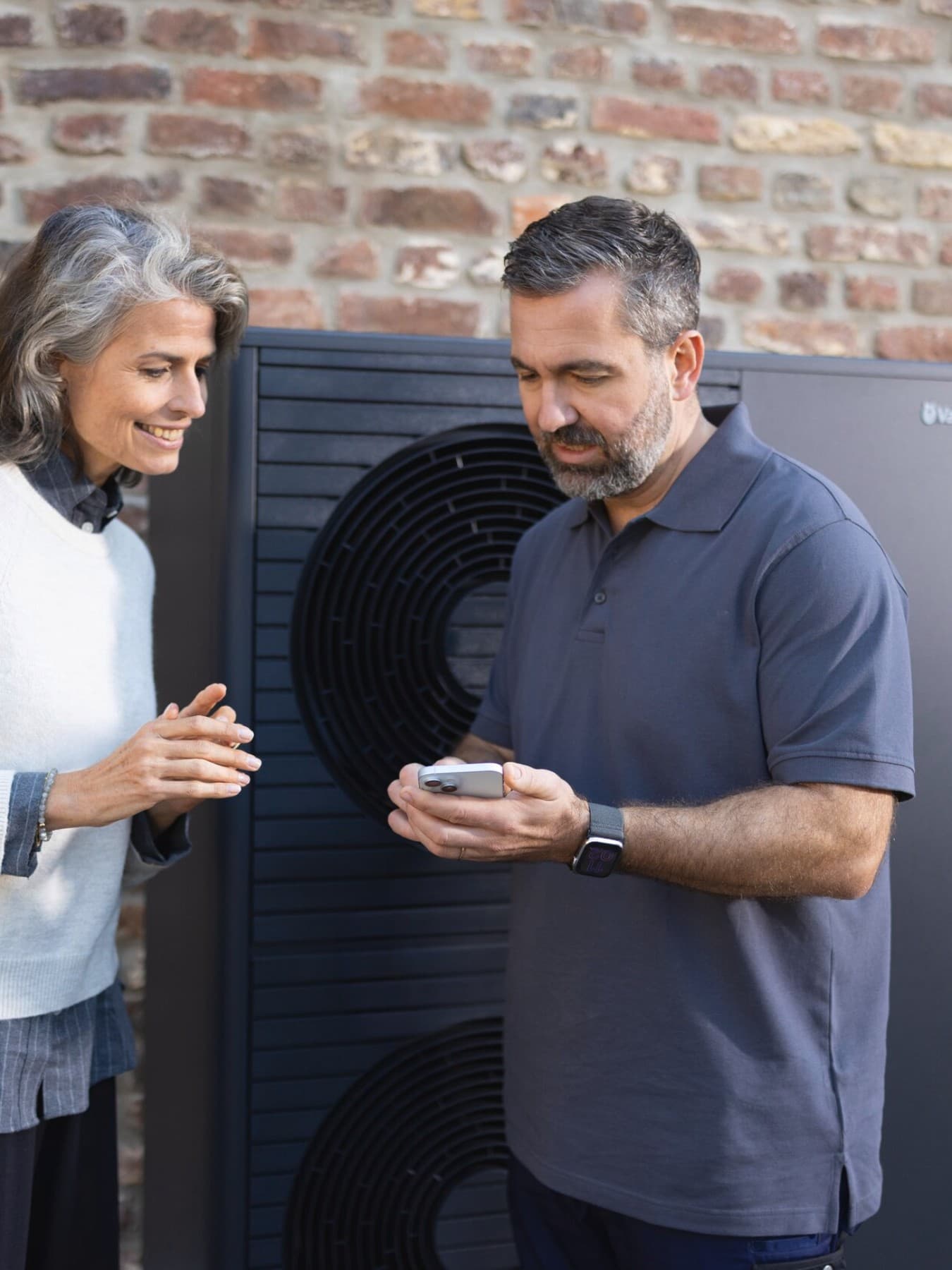 Instalator wyjaśnia użytkowniczce działanie aplikacji myVAILLANT