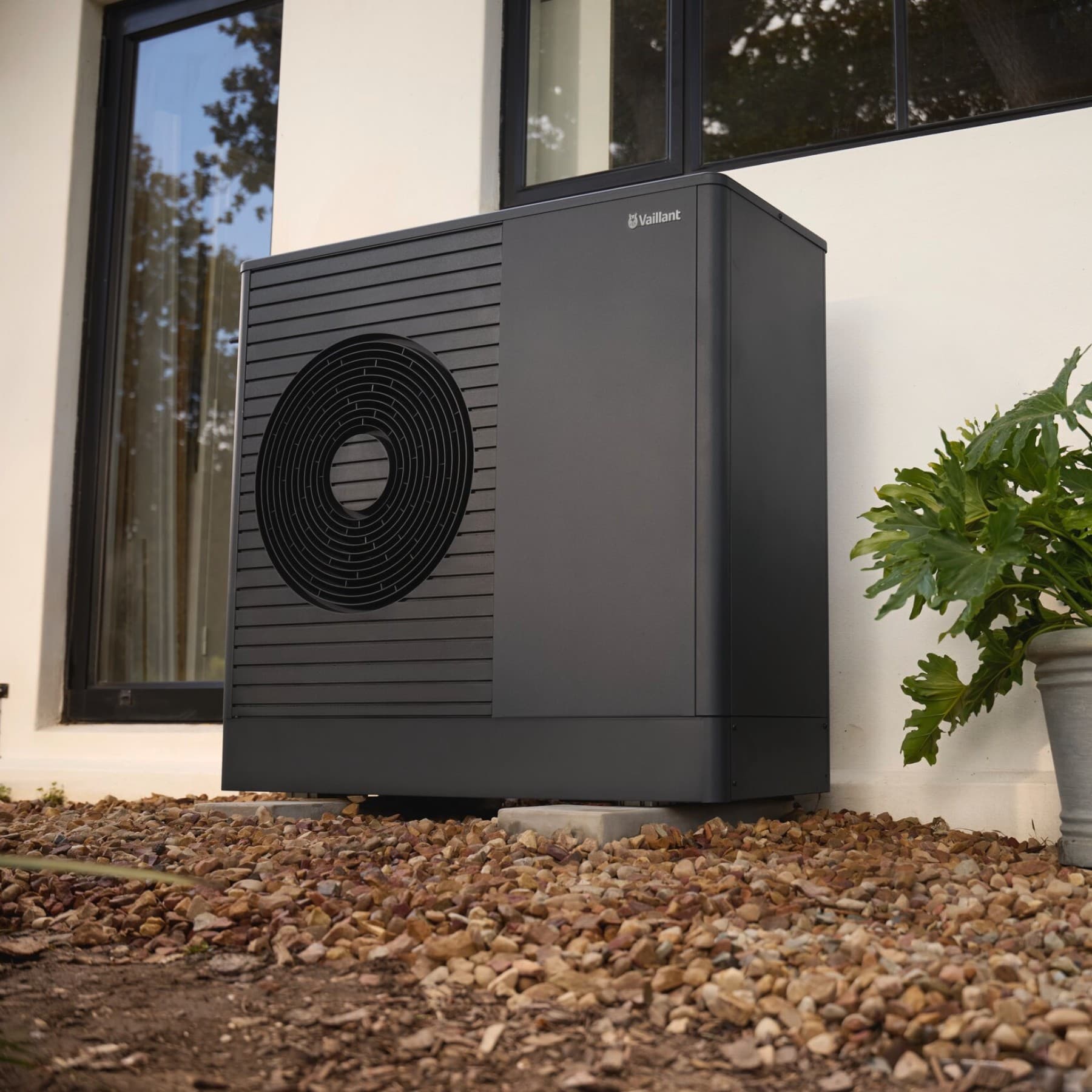 AroTHERM plus w pobliżu drzwi
