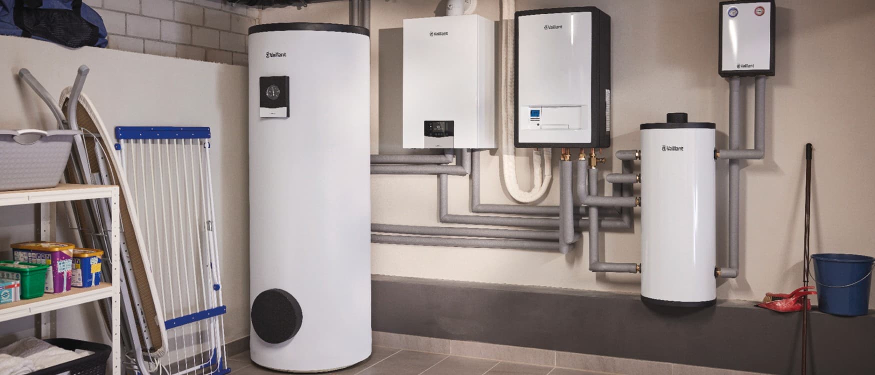 Hybrydowy system Vaillant z kotłem gazowym i zasobnikiem ciepła.