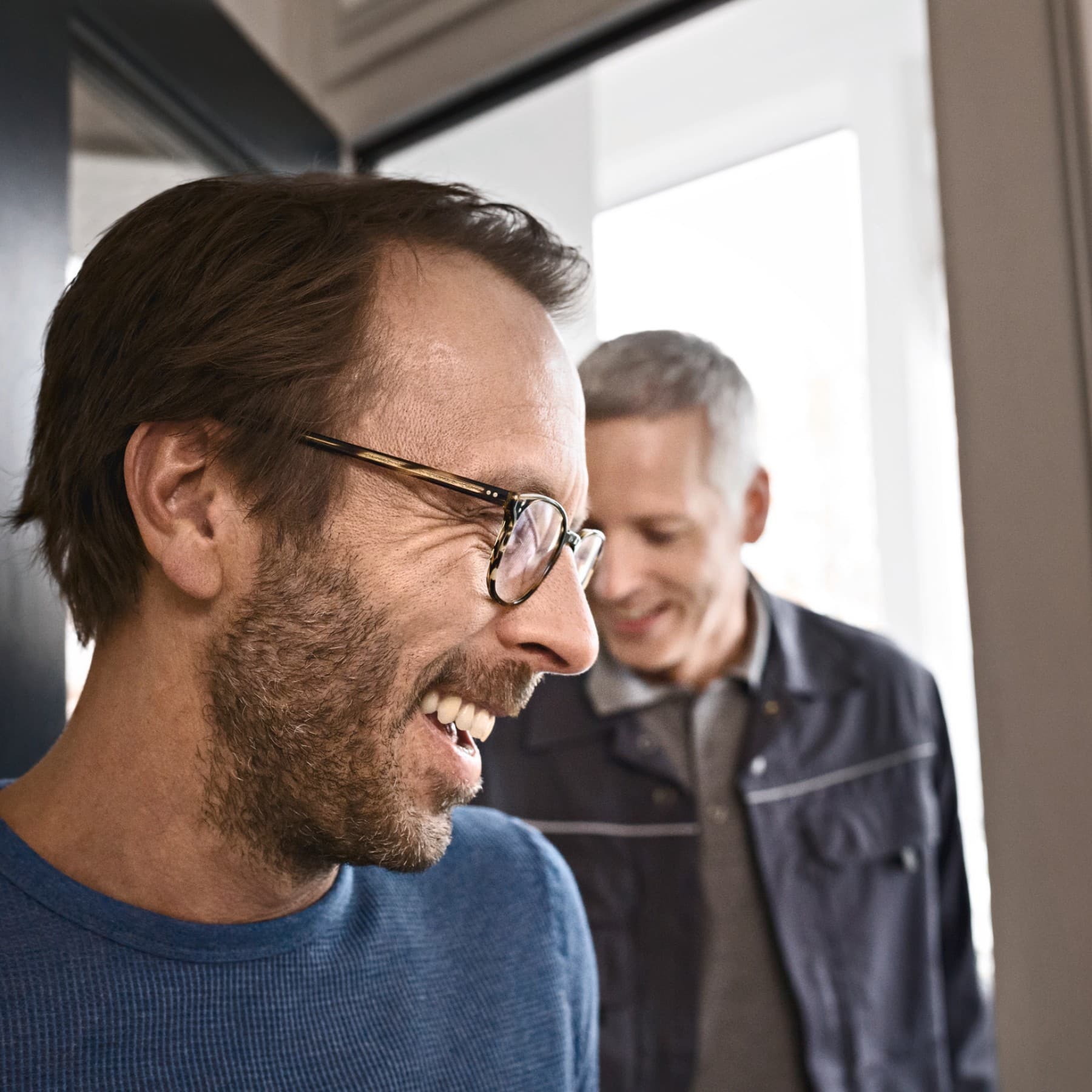 Instalator Vaillant rozmawia z użytkownikiem przy oknie podczas wizyty serwisowej.