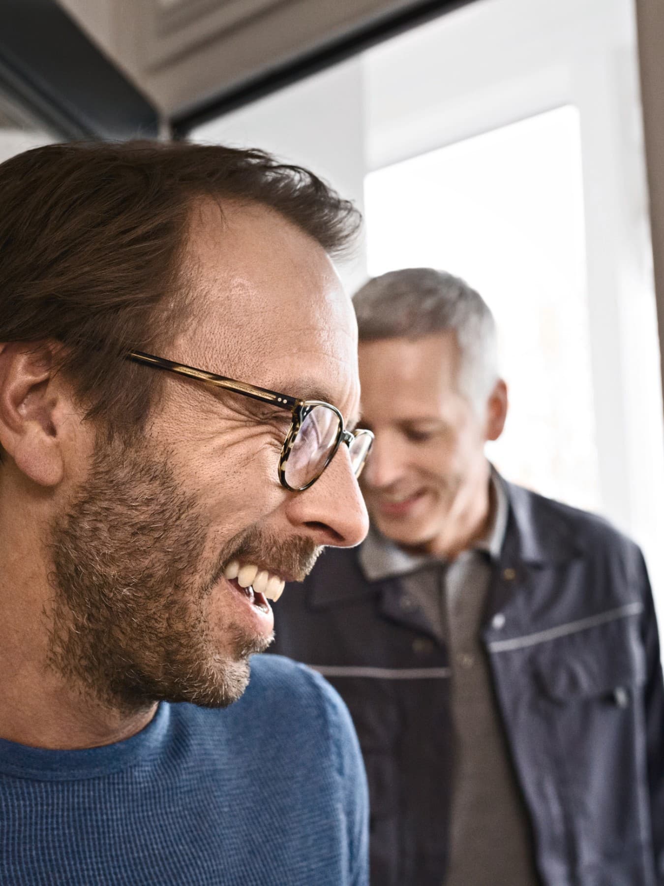 Instalator Vaillant rozmawia z użytkownikiem przy oknie podczas wizyty serwisowej.