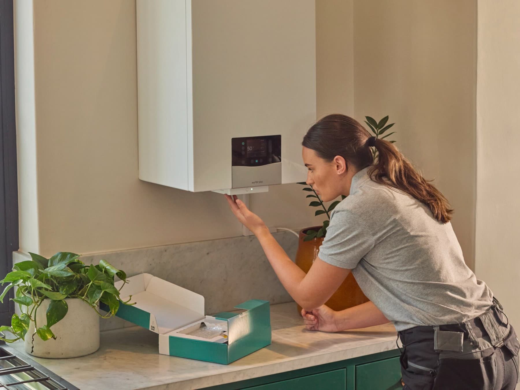 Instalator podłączający nowy gazowy kocioł kondensacyjny