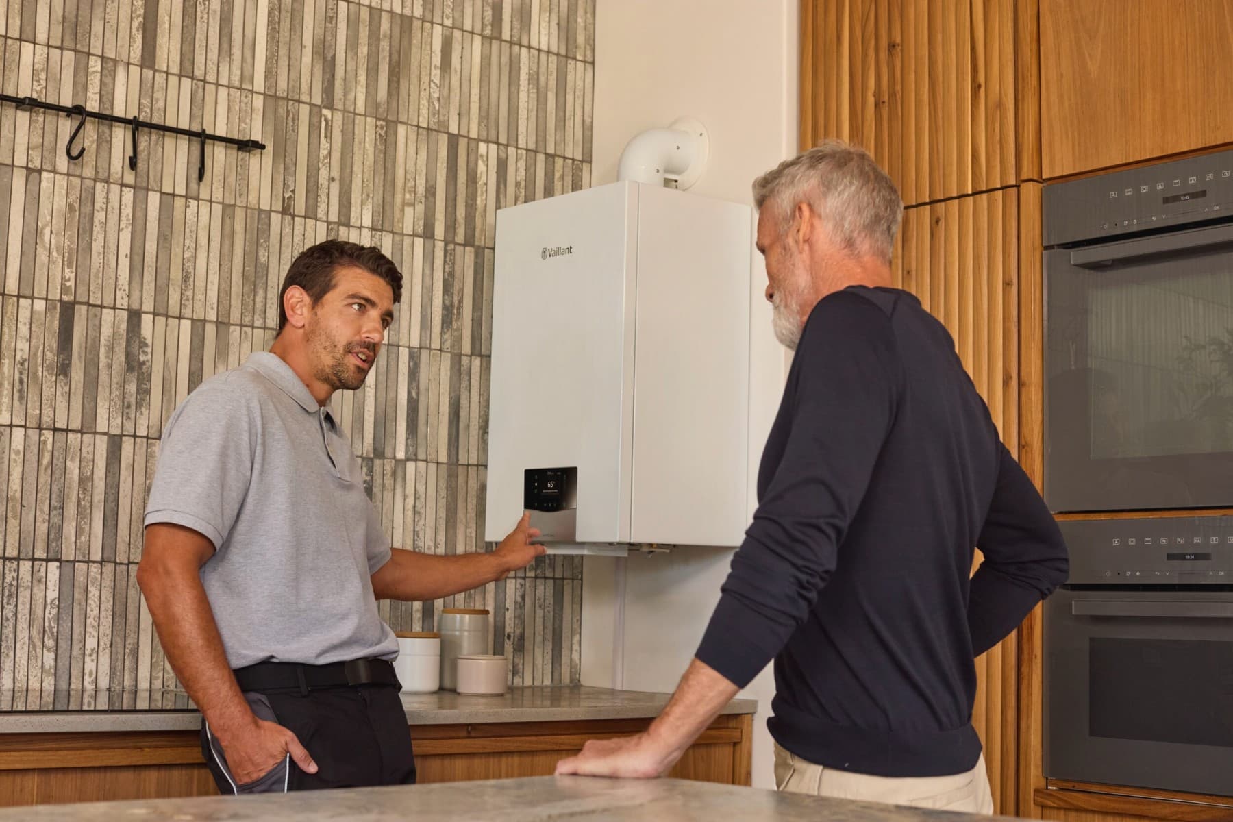 instalator wyjaśnia klientowi działanie kotła Vaillant.