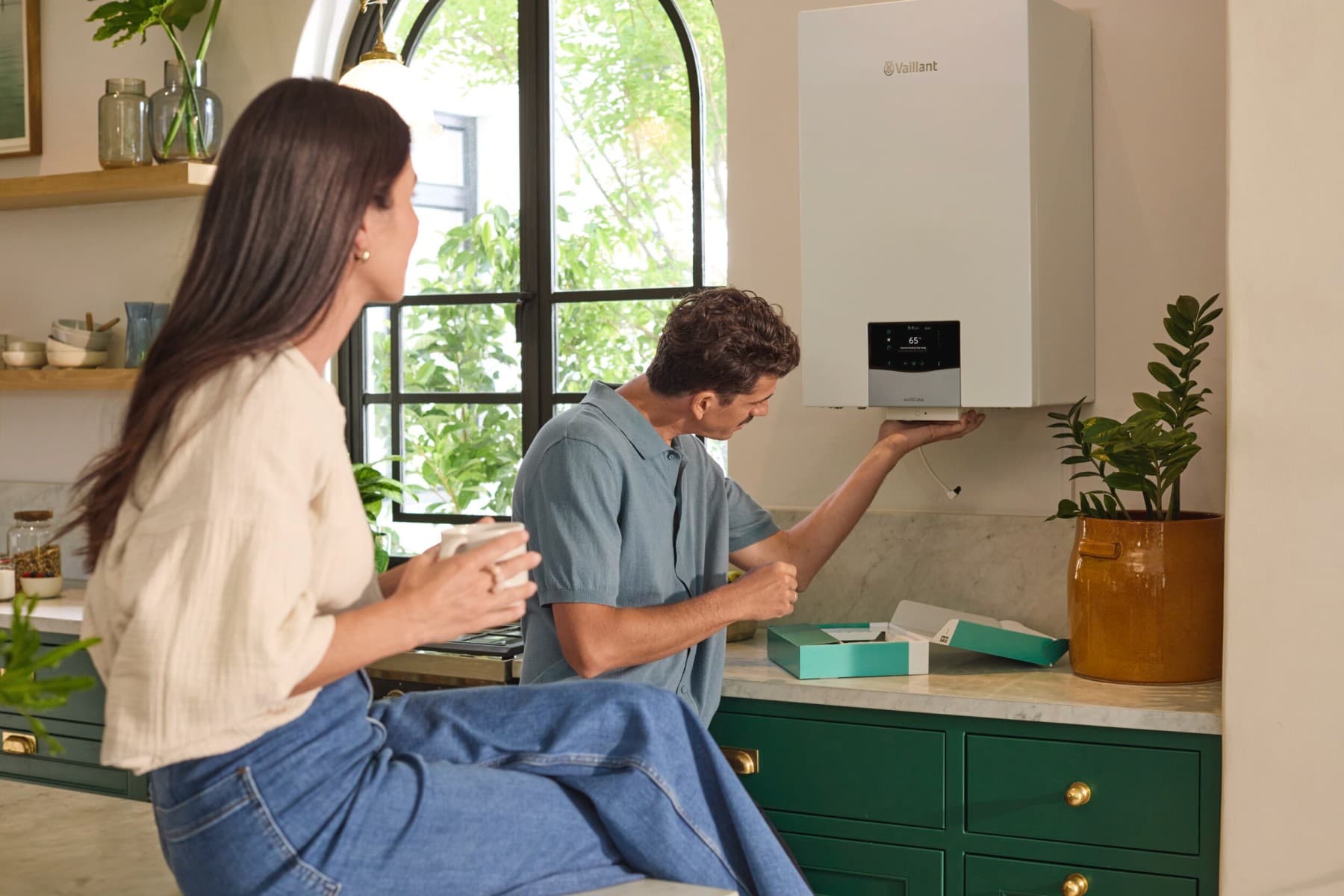 Bramka internetowa myVAILLANT connect zamontowana pod kotłem Vaillant.