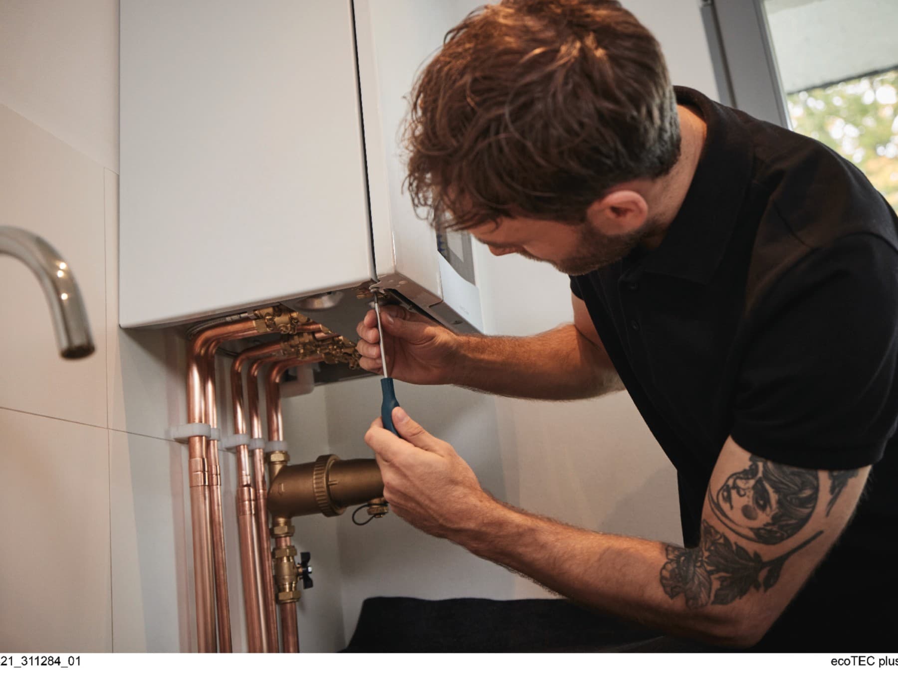 Instalator pracujący przy kotle