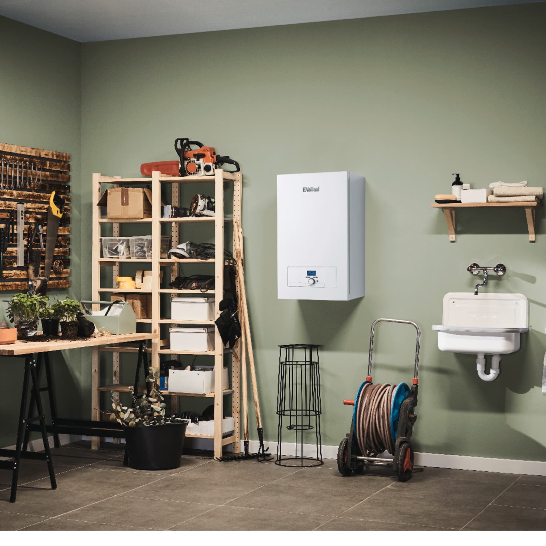 Elektryczny kocioł Vaillant zamontowany w pomieszczeniu technicznym.